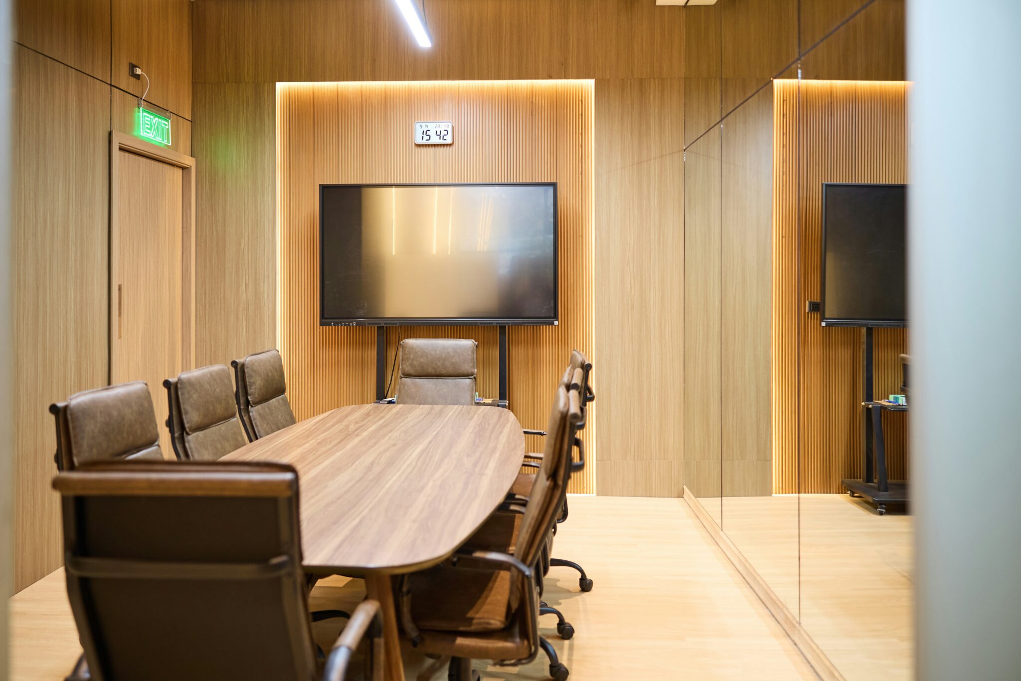 Salle de séminaire moderne et fonctionnelle, aménagée par Fournimob.