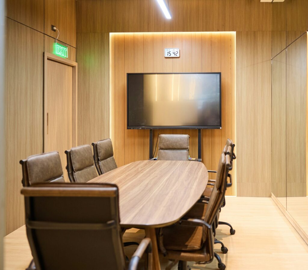 Salle de séminaire moderne et fonctionnelle, aménagée par Fournimob.
