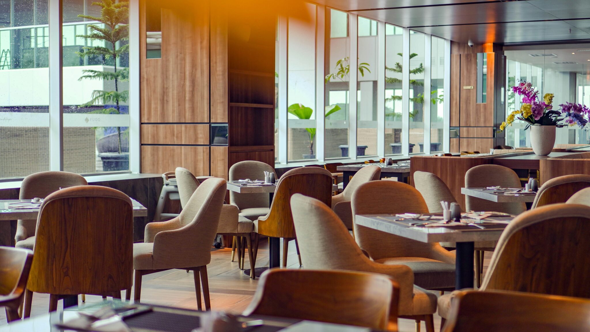 Salle à manger moderne et chaleureuse, aménagée par Fournimob.